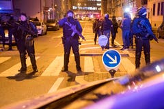 Polizisten sperren Strassen im Meinau Bezirk in Strassburg am Donnerstagabend. (Bild: AP Photo/Jean-Francois Badias)