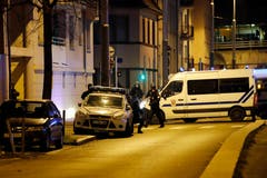 Französische Polizisten unterwegs in Strassburg am Donnerstagabend. (Bild: AP Photo/Christophe Ena)