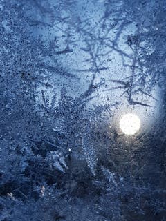 Eiskristalle vor dem Sonnenaufgang. (Bild: Reto Schlegel)