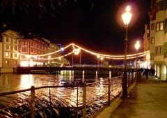 «Das Reuss-Wasser zu nächtlicher Stunde und im vorweihnächtlichen Lichterglanz wie flüssiges Gold», schreibt dieser Leser zum Bild. (Bild: Heinz Schürmann (Luzern, 5. Dezember 2018))