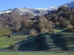 In Rufi/Schänis ist oben schon Winter; im Talboden ist der erste Schnee wieder weggeschmolzen. (Bild: Hubert Koch)