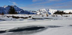 «Der Winter ist definitiv in den Bergen eingekehrt. Das Härzliseeli auf dem Brunni ob Engelberg entleert sich langsam durch die Wasserentnahme für die Pistenbescheinung», schreibt dieser Leser. (Bild: Kurt Hägi (Rigi, 13. Dezember 2018))