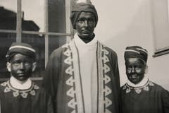 1944 hatte man wieder einen «Mohrenkönig», wie man den dritten König damals nannte. Ein paar Jahre zuvor musste man ohne diesen auskommen, weil dessen Darsteller in den Krieg eingezogen worden. (Bild: Chronik der Sternsinger (Stadtarchiv/D131))