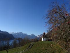 Der Spätherbst und Frühwinter kombiniert bei der Kapelle in Vorderbetlis / Amden mit Glarner Bergen. (Bild: Hubert Koch)