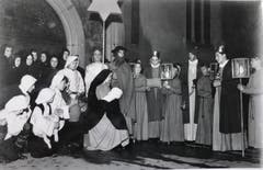 1939 hatten dann zumindest die Könige neue Kostüme – weil diese ihm Vorjahr derart «erbärmlich »gefroren hatten. (Bild: Chronik der Sternsinger (Stadtarchiv/D131))