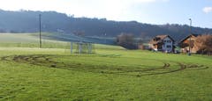 Grosswangen - 12. Dezember 2018Unbekannte haben auf dem Trainingsplatz des FC Grosswangen in der Nacht vom 11. auf den 12. Dezember mehrere Runden gedreht. Die Polizei sucht Zeugen. (Bild: Luzerner Polizei)