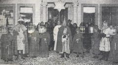 Beim ersten Auftritt der Luzerner Sternsinger 1938 reichte es nur für einen Sternengel, drei Könige und sechs Laternenträger. (Bild: Chronik der Sternsinger (Stadtarchiv/D131))