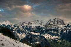 Blick von der Gummenalp auf den Brisen, Wellenberg und die Walenstöcke (Bild: Caroline Pirskanen (Gummenalp, 13. Dezember 2018))
