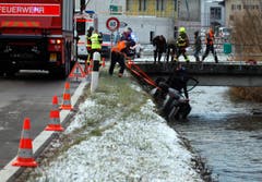 Seewen - 15. Dezember 2018Tragischer Verkehrsunfall in Unterseewen. Ein Lenker gerät in der eiskalten Nacht auf der Seewernstrasse von der Fahrbahn und stürzt in den Bach. Der 64-Jährige wird erst am Morgen entdeckt. (Geri Holdener, Bote der Urschweiz)
