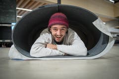 Im warmen hat man natürlich gut lachen: Jann Mathys zeigt, wie man es sich in der Filzroulade gemütlich macht. (Bild: Boris Bürgisser, 22. November 2018)