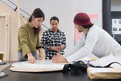 So könnte es klappen: (von links) Simone Vontobel, Giada Meyer und Jann Mathys besprechen die Details. (Bild: Boris Bürgisser, 22. November 2018)