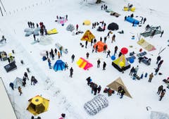 220 Studentinnen und Studenten der HSLU traten im Melchtal zum Härtetest an. Geprüft wurde, ob ihre 54 selbst konstruierten Biwaks dem Wetter standhalten würden. (Bild: Boris Bürgisser, Melchtal, 13. Dezember 2018)