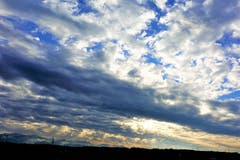 Der Himmel wie ein Gemälde, vom Lindewald aus gesehen. (Bild: Josef Habermacher (Neudorf, 15. Dezember 2018))