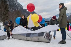 Geschafft: Das Filzrouladen-Biwak ist zusammengesetzt. (Bild: Boris Bürgisser, Melchtal, 13. Dezember 2018)
