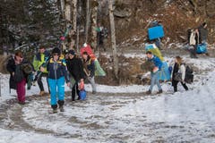 Alle Materialien für die Biwaks mussten sie in einem 30 Minütigen Marsch vom Melchtal zum Sportcamp unterhalb der Stöckalp transportieren.