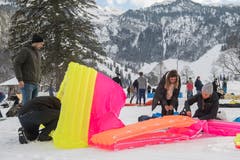 Diese Gruppe brachte einen Neonfarbtupfer in die Schneelandschaft. (Bild: Boris Bürgisser, Melchtal, 13. Dezember 2018)