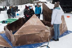 Die Kälte (Minus 7 Grad tagsüber) machte sich beim Aufbau bemerkbar. (Bild: Boris Bürgisser, Melchtal, 13. Dezember 2018)