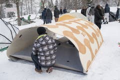 Dort angekommen, mussten die Biwak-Konstruktionen auf einem schneebedeckten Feld aufgebaut werden. Hier ein besonders filigranes Modell. (Bild: Boris Bürgisser, Melchtal, 13. Dezember 2018)