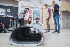 Der Prototyp der Filzroulade wird beim Technikum in Horw erstmals zusammengesetzt. (Bild: Boris Bürgisser, 22. November 2018)