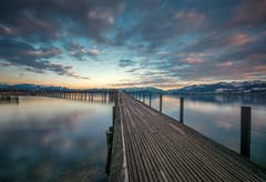 Friedliche Abendstimmung auf dem Holzsteg in Rapperswil. (Bild: Wolfgang Reisser)