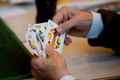 Ein vielversprechendes Blatt in den Händen eines Jassers. (Bild: Corinne Glanzmann (Hochdorf, 16. Dezember 2018))