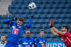 Pascal Schürpf, linkes Mittelfeld, Note 4Die «doppelte Hand Gottes» sieht der Schiri (22.); statt Tor gibt’s die gelbe Karte. Doch der Captain fightet bis zur Auswechslung. (Bild: Martin Meienberger / Freshfocus (Luzern, 16. Dezember 2018))