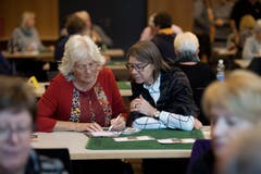 Zwei Jasserinnen beim Ausfüllen des Jasszettels. (Bild: Corinne Glanzmann (Hochdorf, 16. Dezember 2018))
