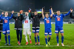 Marvin Schulz, Yannick Schmid, David Zibung, Pascal Schürpf, Christian Schwegler und Lucas Alves (von links) lassen sich nach dem Spiel von den Fans feiern. (Bild: Martin Meienberger / Freshfocus (Luzern, 16. Dezember 2018))