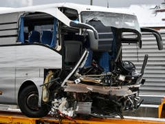 Bei dem Unfall mit dem Reisecar bei Zürich kam eine 37-jährige Italienerin ums Leben. Mehr als 40 Personen wurden verletzt. (Bild: KEYSTONE/WALTER BIERI)