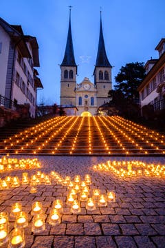 Am Samstag liess sich dieses schöne Lichtspektakel vor der Hofkirche fotografieren. (Bild: Andreas Zopp (Luzern, 15. Dezember 2018))