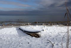 Ein verschneites Boot in Güttingen. (Bild: Barbara Weber)
