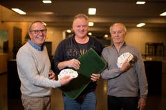 Das Podest der 12. Zentralschweizer Jassmeisterschaft: Beat Betschart (Mitte) gewinnt vor Josef Stocker (rechts) und Hans-Peter Rölli. (Bild: Corinne Glanzmann (Hochdorf, 16. Dezember 2018))