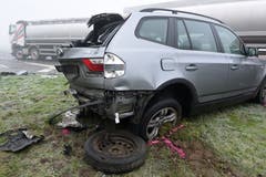 Rain - 18. Dezember 2018 Auch dieser Wagen war in die Kollision mit zwei anderen Autos und einem Lastwagen in Rain verwickelt. Beim Unfall auf der Rainstrasse auf der Höhe der Einmündung Chlewaldstrasse wurden zwei Personen verletzt. Alle Fahrzeuge mussten abtransportiert werden. Der Sachschaden beträgt rund 70'000 Franken. (Bild: Luzerner Polizei)