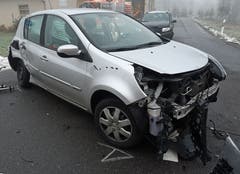 Rain - 18. Dezember 2018 Dieses Auto war in eine Kollision mit zwei weiteren Autos und einem Lastwagen in Rain verwickelt. Beim Unfall auf der Rainstrasse auf der Höhe der Einmündung Chlewaldstrasse wurden zwei Personen verletzt. Alle Fahrzeuge mussten abtransportiert werden. Der Sachschaden beträgt rund 70'000 Franken. (Bild: Luzerner Polizei)