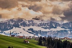 Der Rechberg in Herisau, im Hintergrund der Hohe Kasten (Bild: Luciano Pau)