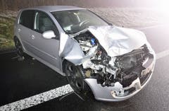 Neuenkirch - 17. Dezember 2018Ein Autofahrer verursacht einen Auffahrunfall aus noch ungeklärten Gründen und schlittert infolgedessen in eine Böschung. Verletzt wurde niemand, der Sachschaden beläuft sich auf zirka 15'000 Franken. (Bild: Luzerner Polizei)
