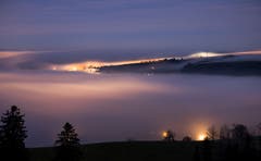Der Nebel zieht über Edlibach und Menzingen. (Bild: Daniel Hegglin (Zugerberg, 18. Dezember 2018))