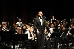 Musical Darsteller Rolf Sommer am Konzert mit dem Titel One Night In New York des Musikvereins Seedorf. (Bild: Florian Arnold, Altdorf, Theater Uri, 1. Dezember 2018)