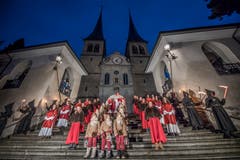 Hier zieht der Samichlaus mit seinem Gefolge aus der Hofkirche aus. (Bild: Pius Amrein (Luzern, 02. Dezember 2018))