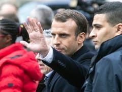 Präsident Macron sieht sich das «Schlachtfeld» um den Arc de Triomphe an. (Bild: KEYSTONE/EPA/ETIENNE LAURENT)