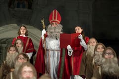 Der Samichlaus hält eine Ansprache. (Bild: Pius Amrein (Luzern, 02. Dezember 2018))