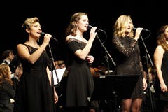 Die Sängerinnen Clelia Arnold, Noemi Auf der Maur und Lise Kerkhof am Konzert mit dem Titel One Night In New York des Musikvereins Seedorf. (Bild: Florian Arnold, Altdorf, Theater Uri, 1. Dezember 2018)