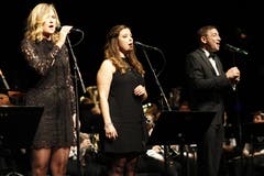 Die Sängerinnen Lise Kerkhof und Stephanie Gisler mit Rolf Sommer. Am Konzert mit dem Titel One Night In New York des Musikvereins Seedorf. (Bild: Florian Arnold, Altdorf, Theater Uri, 1. Dezember 2018)