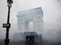 Rund um den Arc de Triomphe in Paris spielten sich am Samstag die grössten Ausschreitungen ab. (Bild: KEYSTONE/EPA/YOAN VALAT)