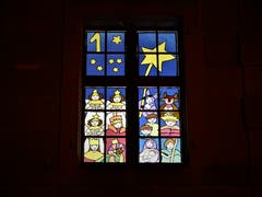 Das ist das 1. Fenster zum Start in den Advent und viele weitere werden in Einsiedeln, verteilt im ganzen Dorf, folgen. Aufgenommen bei der Klosterkirche in Einsiedeln. (Bild: Margrith Imhof-Röthlin (Einsiedeln, 1. Dezember 2018))