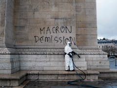 Deutliche Botschaft als Graffiti auf den Arc de Triomphe gesprayt: Rücktritt Macron. (Bild: KEYSTONE/AP/THIBAULT CAMUS)