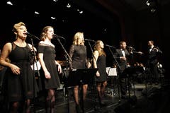 Musicaldarsteller Rolf Sommer mit den Sängerinnen (von links) Clelia Arnold, Noemi Auf der Maur, Lise Kerkhof und Stephanie Gisler. Am Konzert mit dem Titel One Night In New York des Musikvereins Seedorf. (Bild: Florian Arnold, Altdorf, Theater Uri, 1. Dezember 2018)