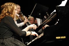 Rebekka Mattli, Solistin am Konzert mit dem Titel One Night In New York des Musikvereins Seedorf. (Bild: Florian Arnold, Altdorf, Theater Uri, 1. Dezember 2018)