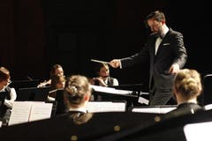 Dirigent Michel Truniger am Konzert mit dem Titel One Night In New York des Musikvereins Seedorf. (Bild: Florian Arnold, Altdorf, Theater Uri, 1. Dezember 2018)