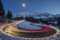 Langzeitbelichtung während dem Feierabendverkehr auf der Schwägalp. (Bild: Benjamin Brunner)